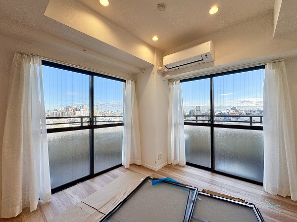 オリエント三軒茶屋ハウス_二面採光の窓際の写真