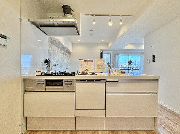オリエント三軒茶屋ハウス_対面型システムキッチンの写真