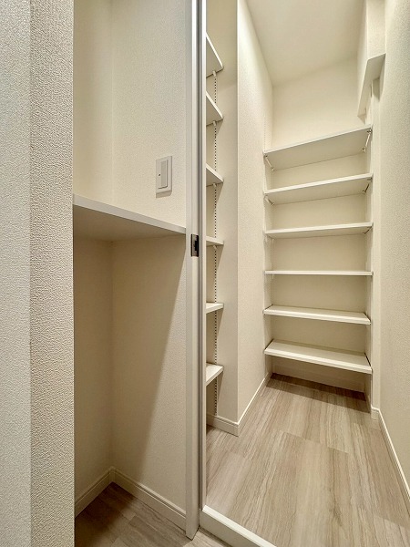 ライオンズマンション初台_シューズインクローゼットの写真