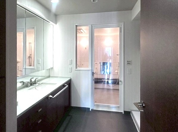 東京ツインパークス レフトウィング_清潔感のあるサニタリールームの写真