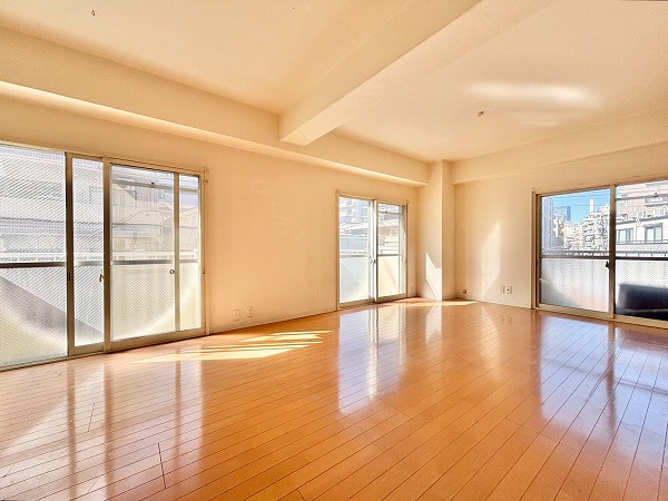 サンフラットマンション_広々としたリビングダイニングキッチンの写真