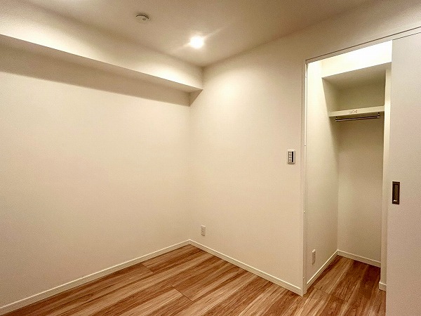 吉祥寺マンション_クローゼットの付いている洋室の写真