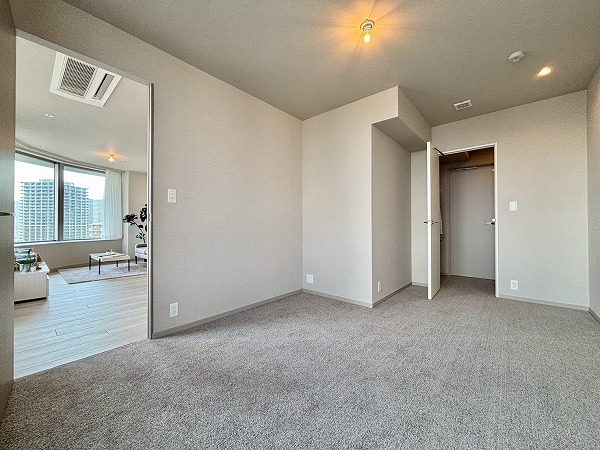 センチュリーパークタワー_ウォークインクローゼット付きの洋室の写真