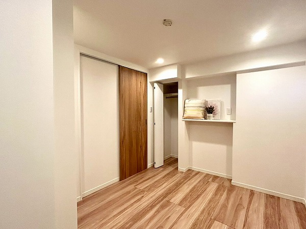 吉祥寺マンション_収納豊富な洋室の写真