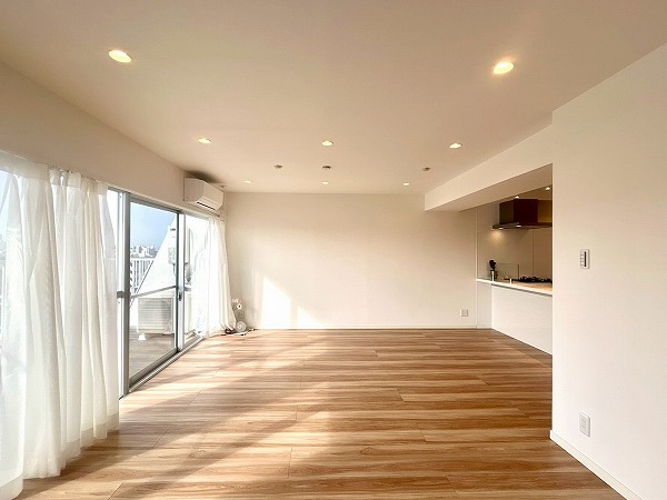 吉祥寺マンション_広々としたリビングダイニングキッチンの写真