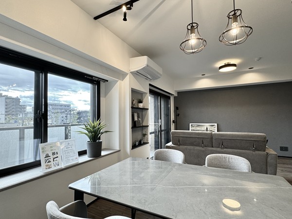 エンゼル大森グランディア_グレーのアクセントクロスが取り入れられたお部屋の写真