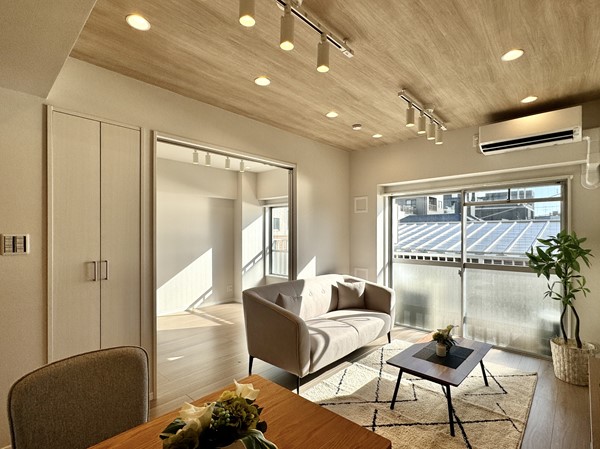 エンゼルハイム多摩川_大きな窓があるメインルームの写真