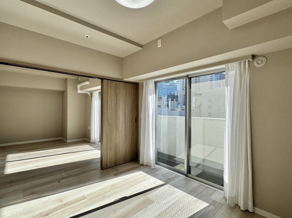 メインステージ新橋_大きな窓がある洋室の写真