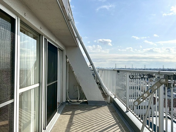 吉祥寺マンション_広々としたバルコニーの写真