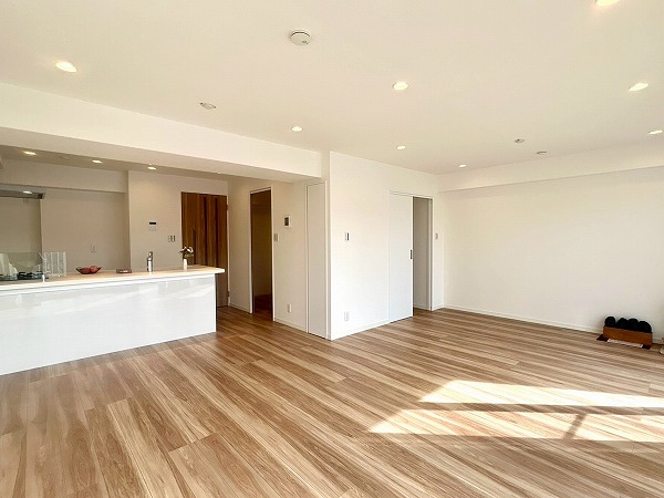 吉祥寺マンション_明るいリビングダイニングキッチンの写真