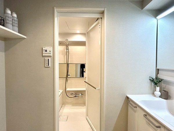 ライオンズガーデン幡ヶ谷_清潔感のある脱衣所の写真