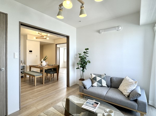 アミスタ北糀谷_LDKと隣接する洋室の写真