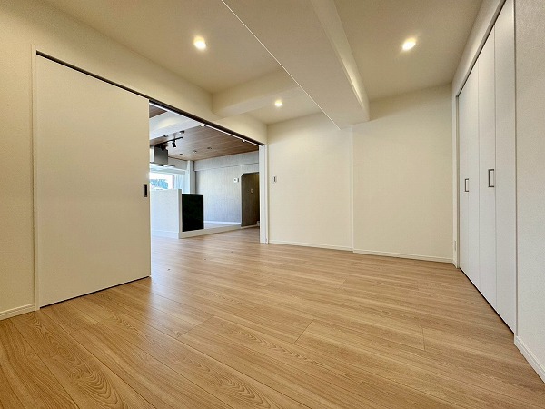 御苑ハイム_メインのベットルームに最適な洋室の写真