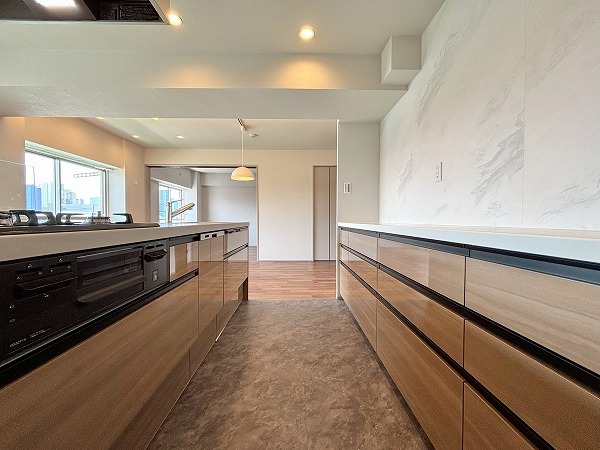 新宿スカイプラザ_木目調のキッチンの写真2