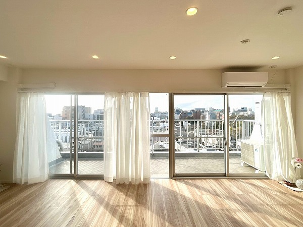 吉祥寺マンション_日差しがたっぷりと入るリビングダイニングキッチンの写真