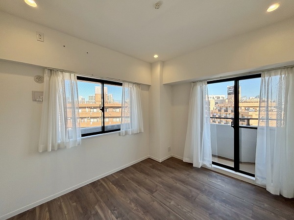 藤和シティホームズ神楽坂_窓が大きい洋室の写真