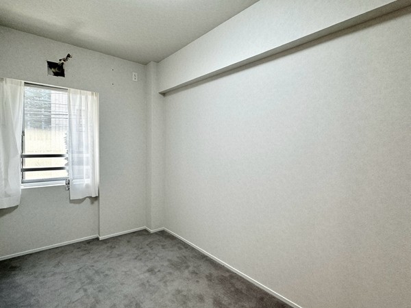 ヴィラ赤坂_カーペット張りの洋室の写真