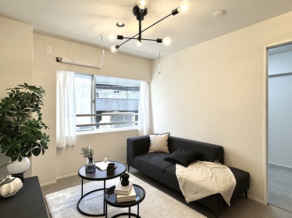 ヴィラ赤坂_窓があるメインルームの写真