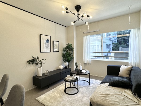 ヴィラ赤坂_ピクチャーレールがあるメインルームの写真