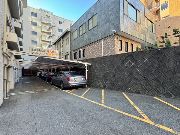 ヴィラ赤坂 駐車場