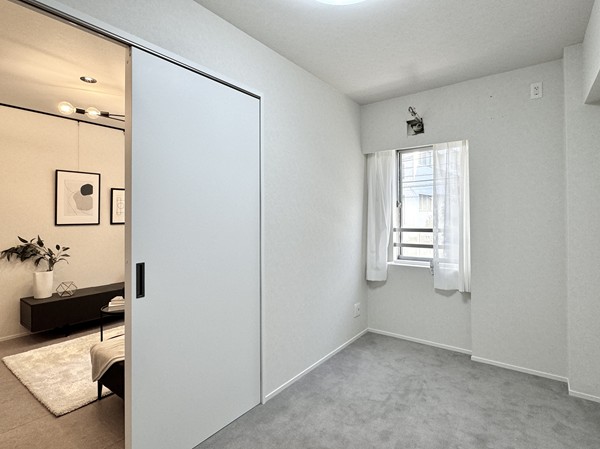 ヴィラ赤坂_小窓がある洋室の写真