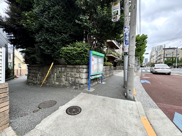 マンションに向かう道