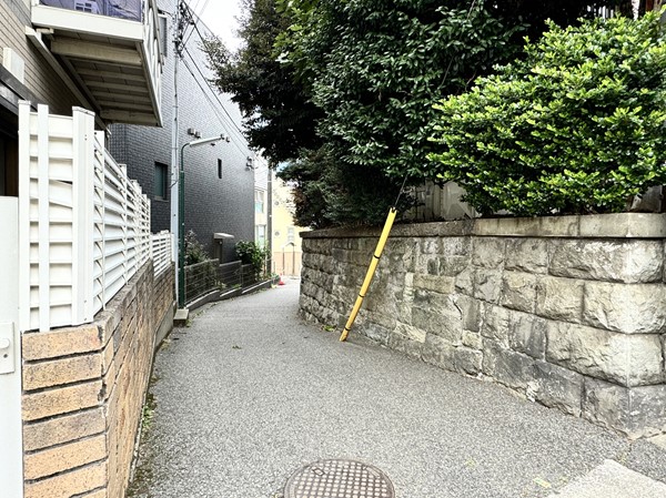 マンション前の小道
