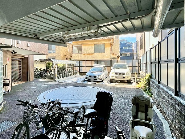 グローリオ三軒茶屋　駐車場と駐輪場