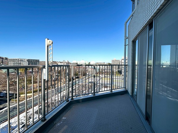 グーディッシュ千歳船橋_ゆとりのあるバルコニーの写真