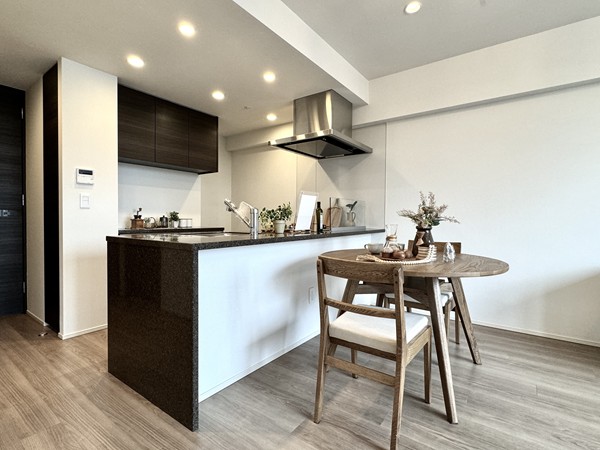 ザ・マジェスティコート目黒_解放感のある対面キッチンの写真