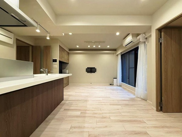 トゥールロワイヤル神宮前_風通しの良いリビングダイニングの写真