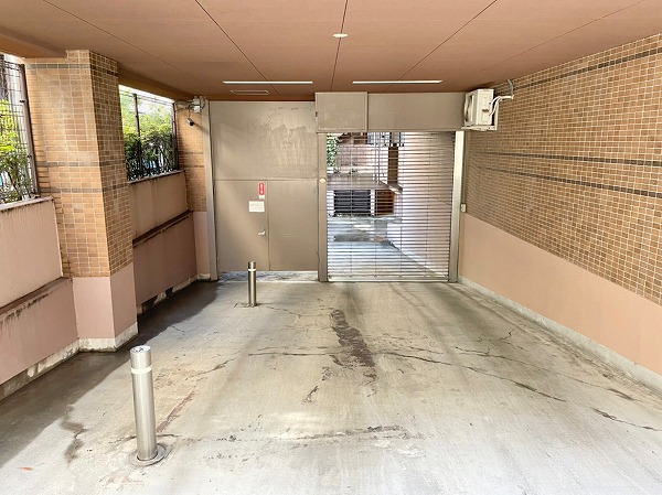 トゥールロワイヤル神宮前 駐車場