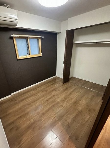 ワセダ山崎マンション_アクセントクロスがお洒落な洋室の写真