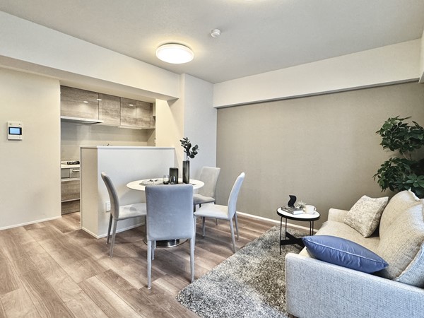 ライオンズマンション麻布十番南_アクセントクロスが張られたLDKの写真