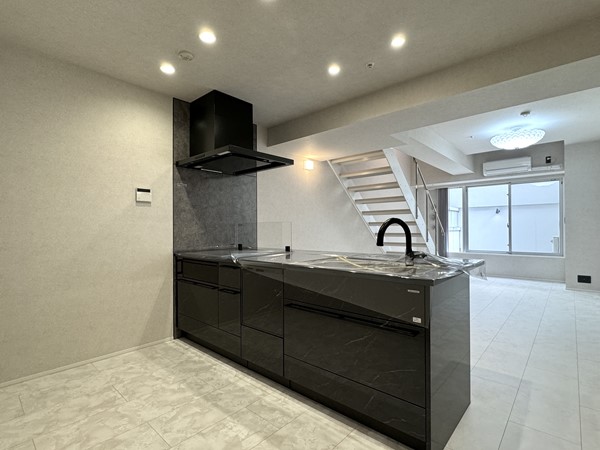 シティインデックス三田伊皿子坂_重厚感あるキッチンの写真