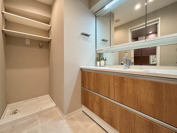 グランドシティ白山_清潔感のあるパウダールームの写真