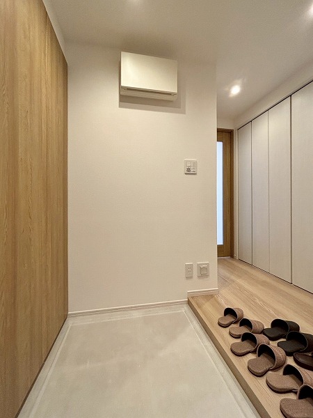グランドシティ白山_リノベーション済みの玄関の写真