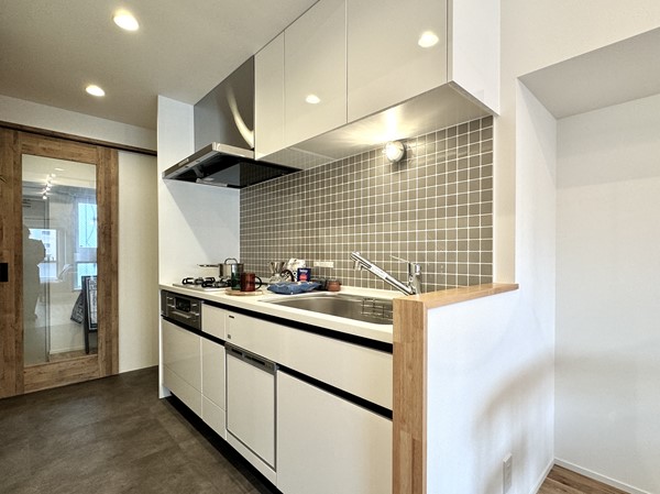 秀和目黒駅前レジデンス_タイル貼りのキッチンの写真