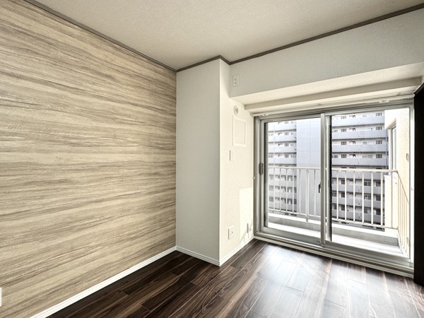 ライオンズマンション大森_アクセントクロスが印象的な洋室の写真