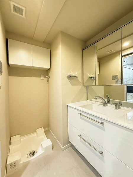 トゥールロワイヤル神宮前_清潔感のあるパウダールームの写真