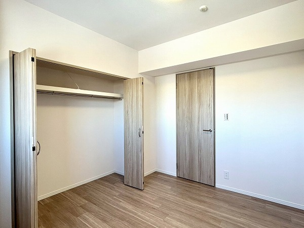 グーディッシュ千歳船橋_木目調フロアの約5.4帖の洋室の写真