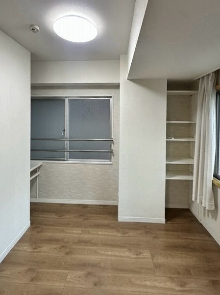 ワセダ山崎マンション_洋室の可動棚の写真