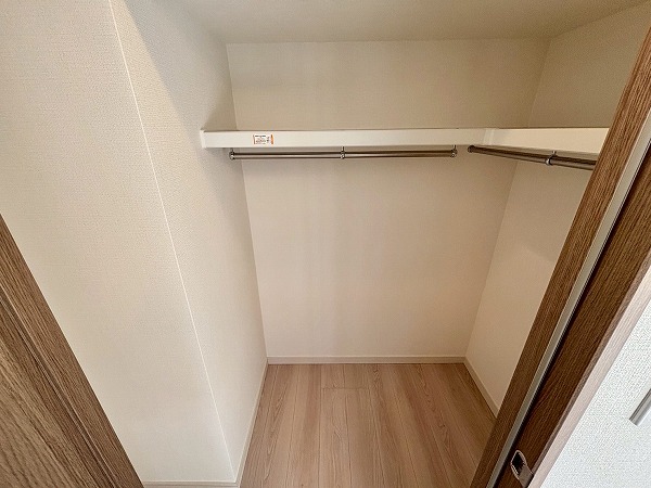 _大きなウォークインクローゼットの写真