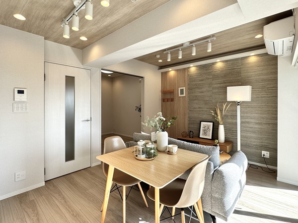 五反田ダイヤモンドマンション_アクセントクロスが張られたお部屋の写真