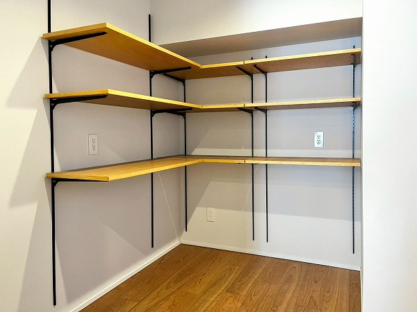 秀和目黒駅前レジデンス_パントリーの写真