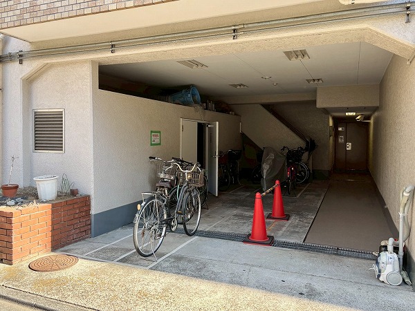 中銀音羽マンシオン 裏手駐輪場