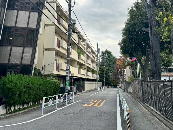 マンション前の車道
