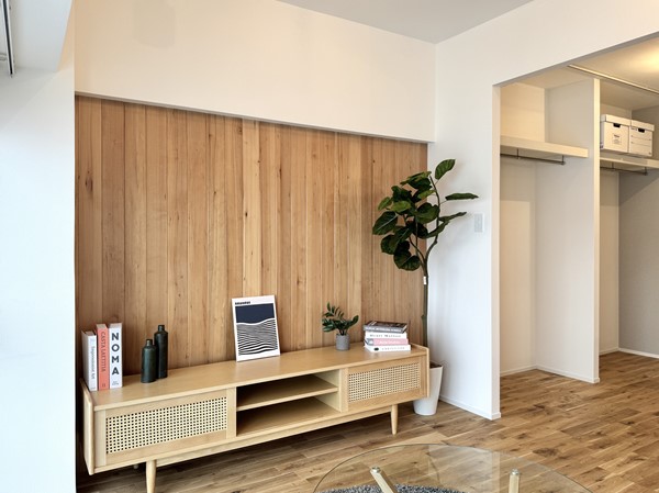 秀和目黒駅前レジデンス_木製壁の写真