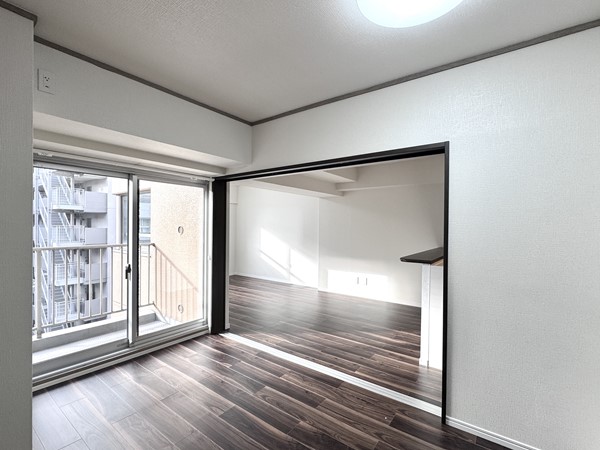 ライオンズマンション大森_LDKと隣接する洋室の写真