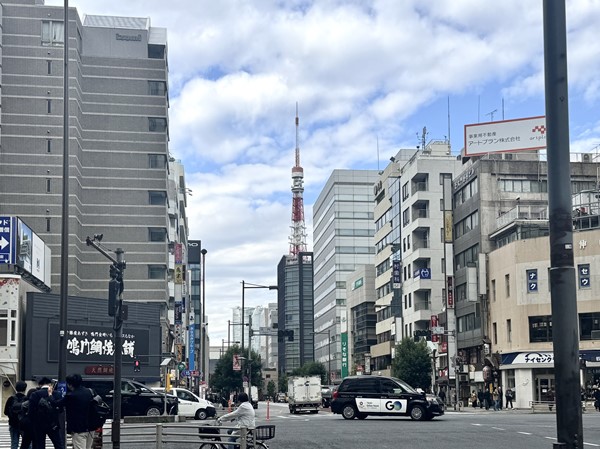 東京タワーが見える駅前の通り